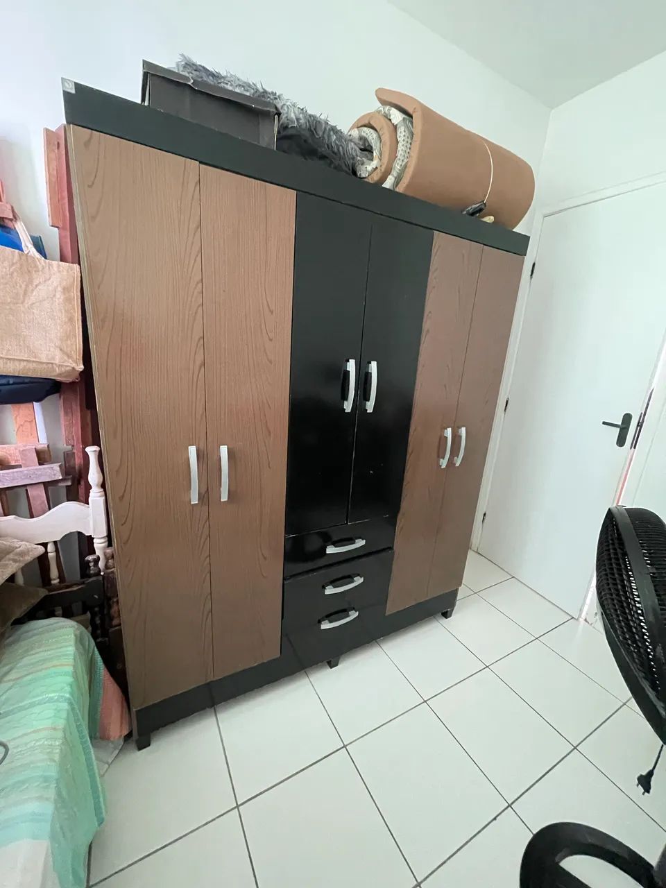 Guarda roupa bem conservado 