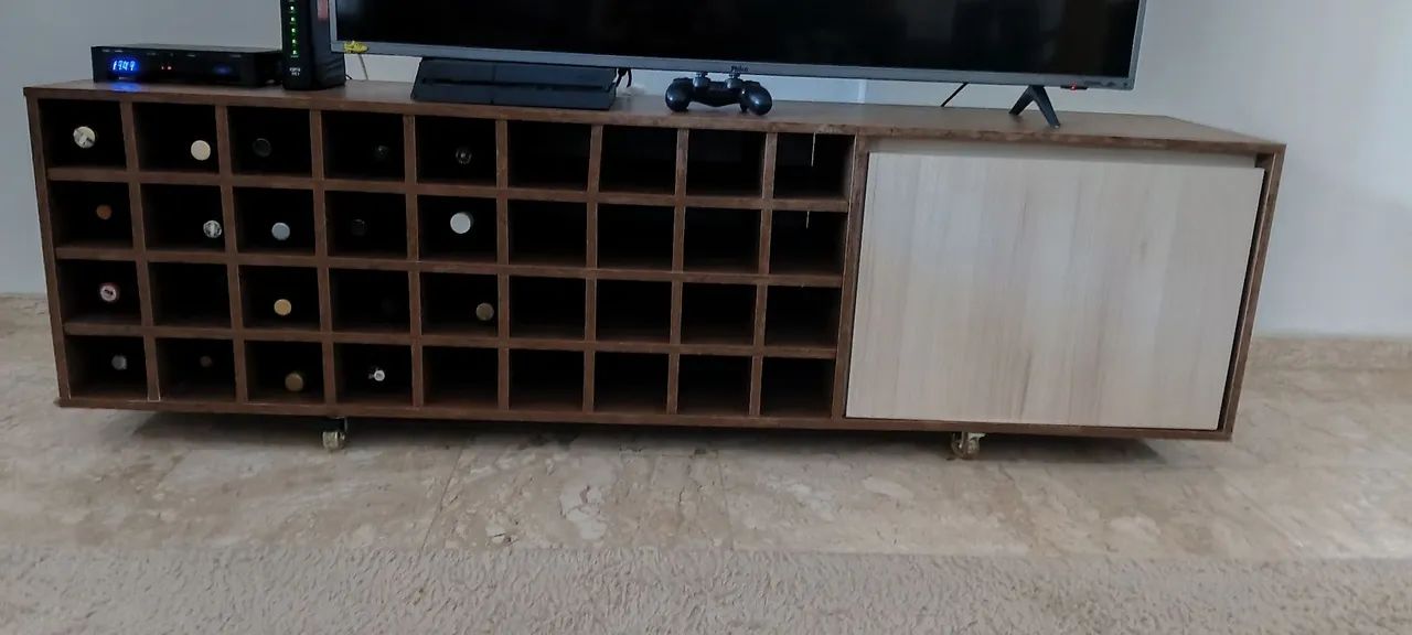 Rack e adega com rodinhas.                               