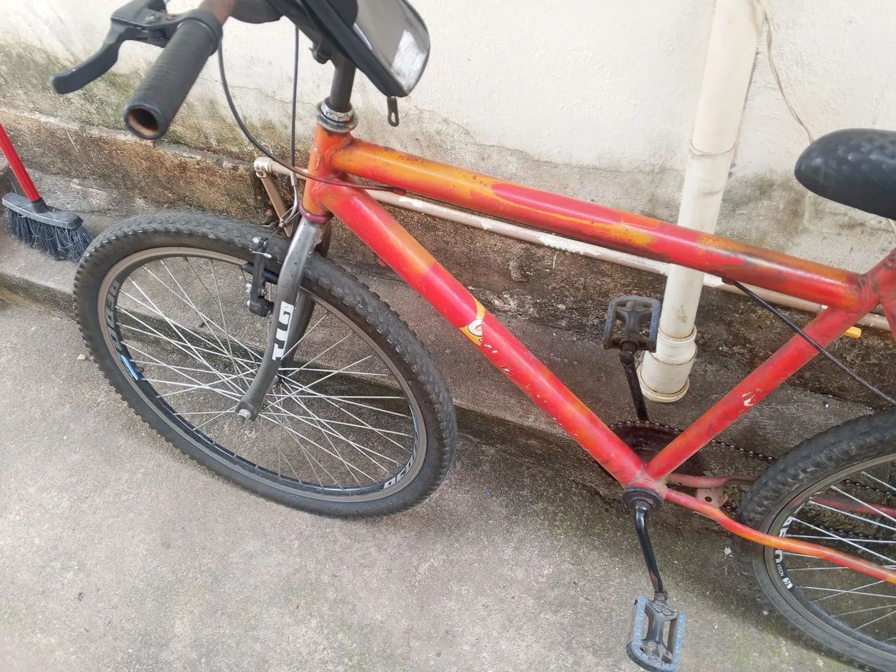 Vênde uma bicicleta aro26 - Foto 2