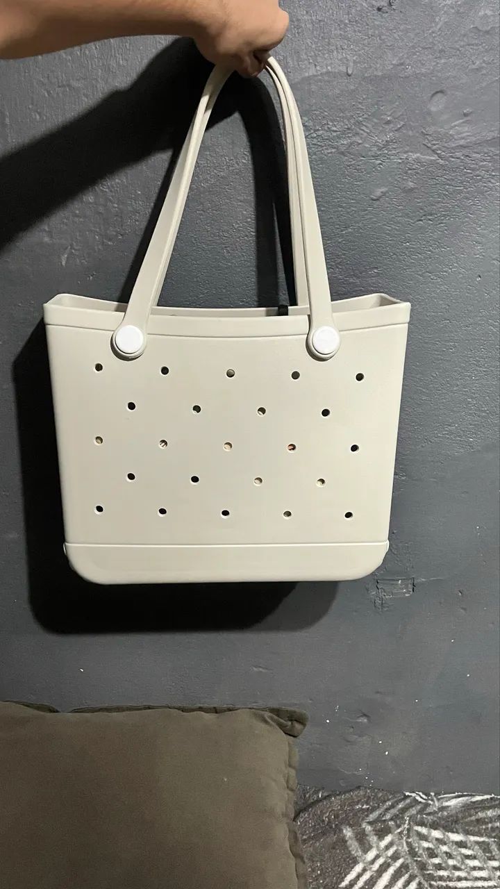 Bolsa estilo crocs nunca usada - Foto 3
