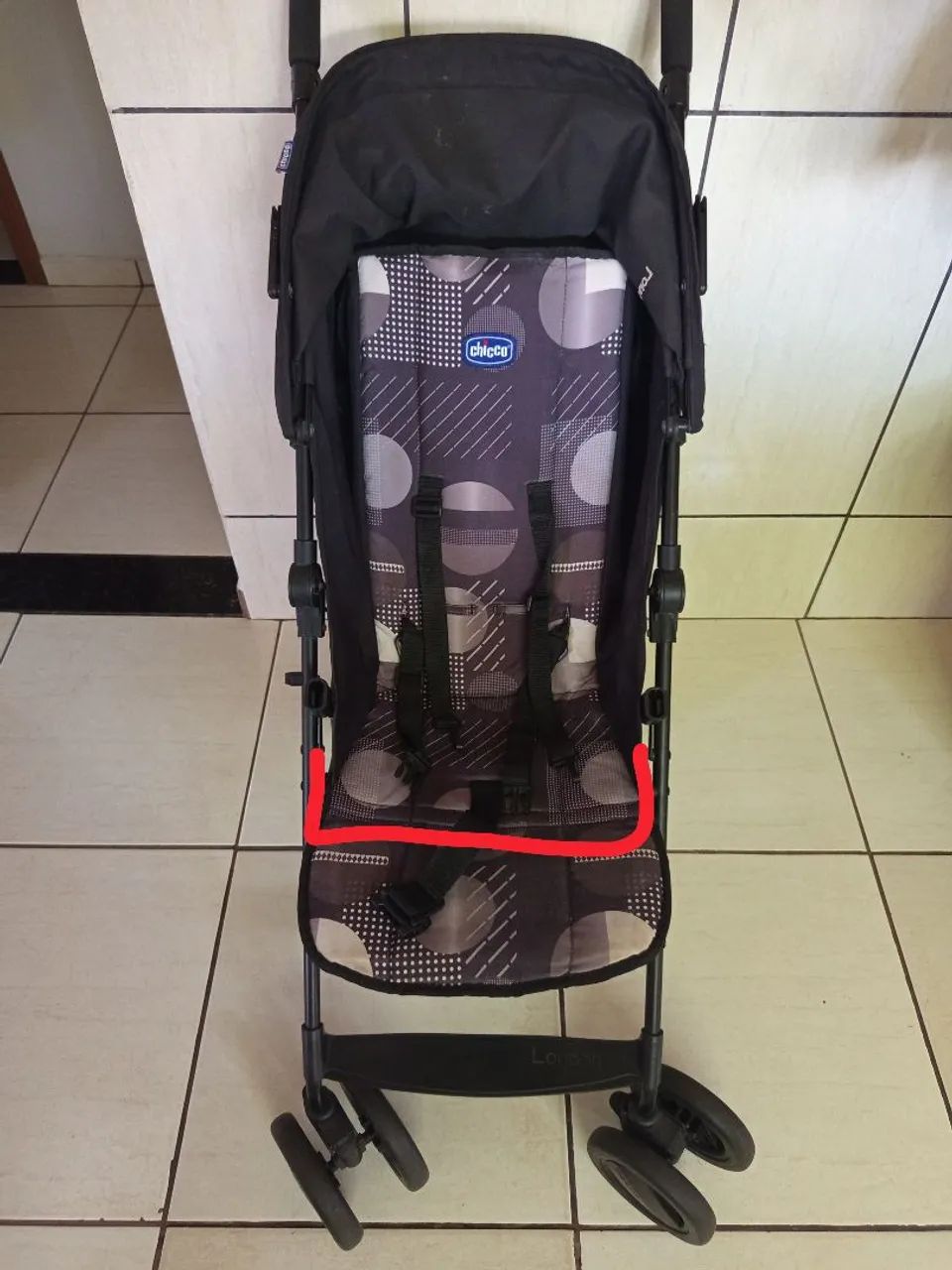 Carrinho de bebê da marca Chicco. Modelo guarda chuva. - Foto 5