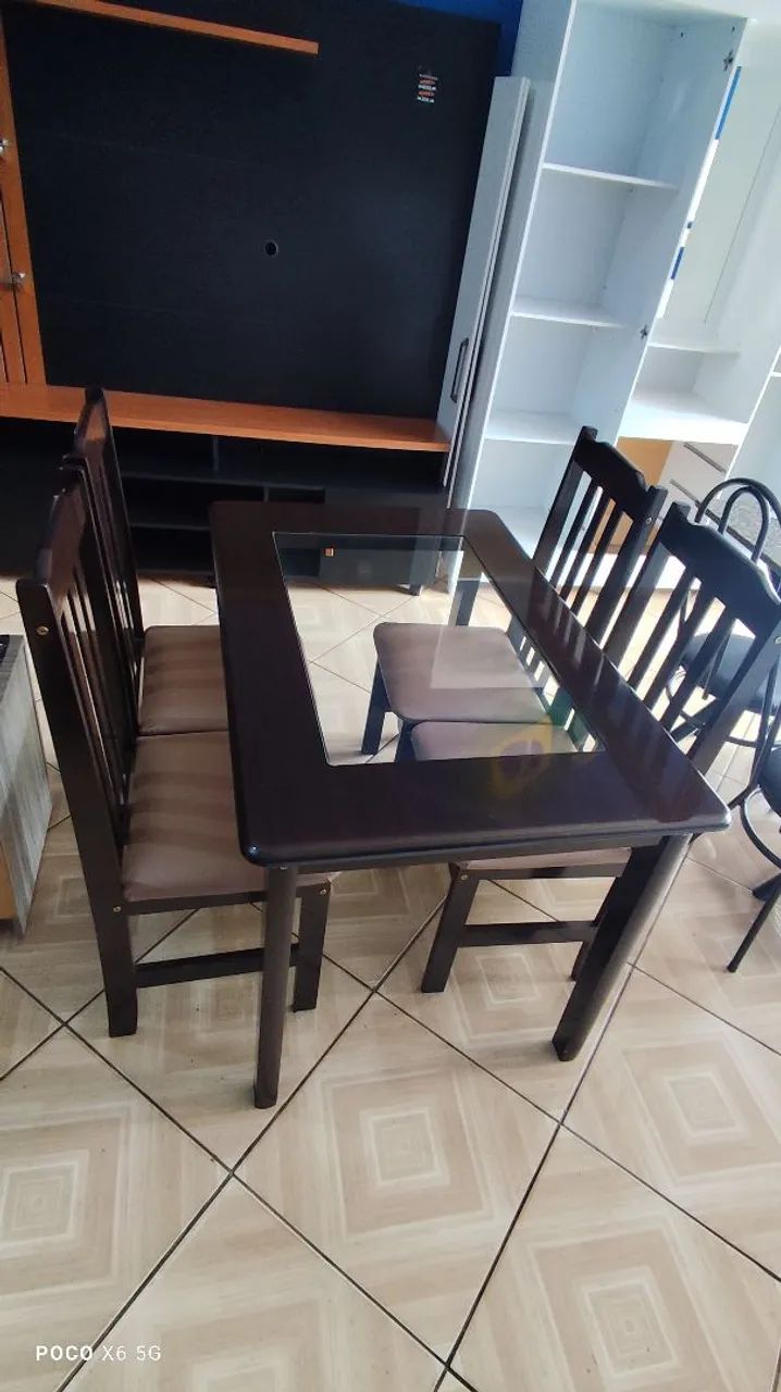 Mesa de Madeira com 4 Cadeiras - Foto 2