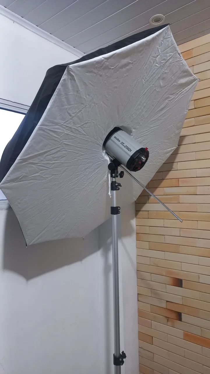 Flash Godox 250DI + Sombrinha e tripé 