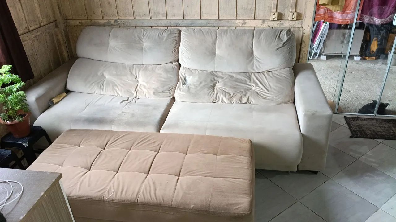 Sofá retrátil + sofazinho para esticar as pernas 