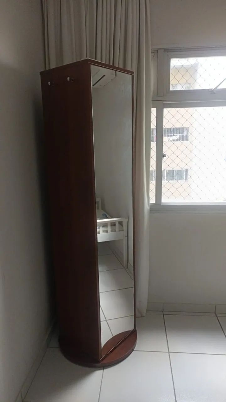 ESTANTE VERTICAL EM MADEIRA COM ESPELHO