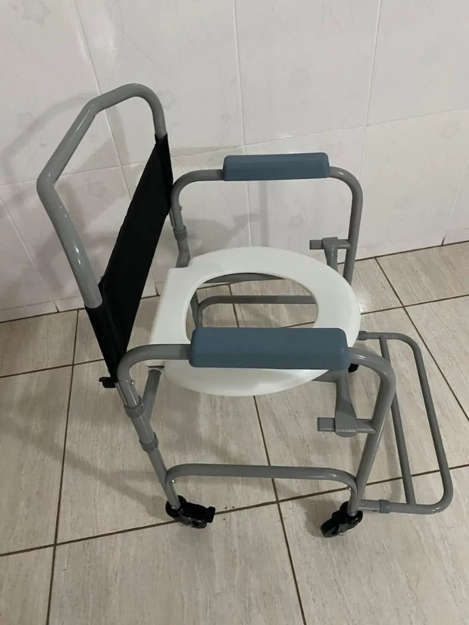 Vendo cadeira banho usada só uma vez  - Foto 3
