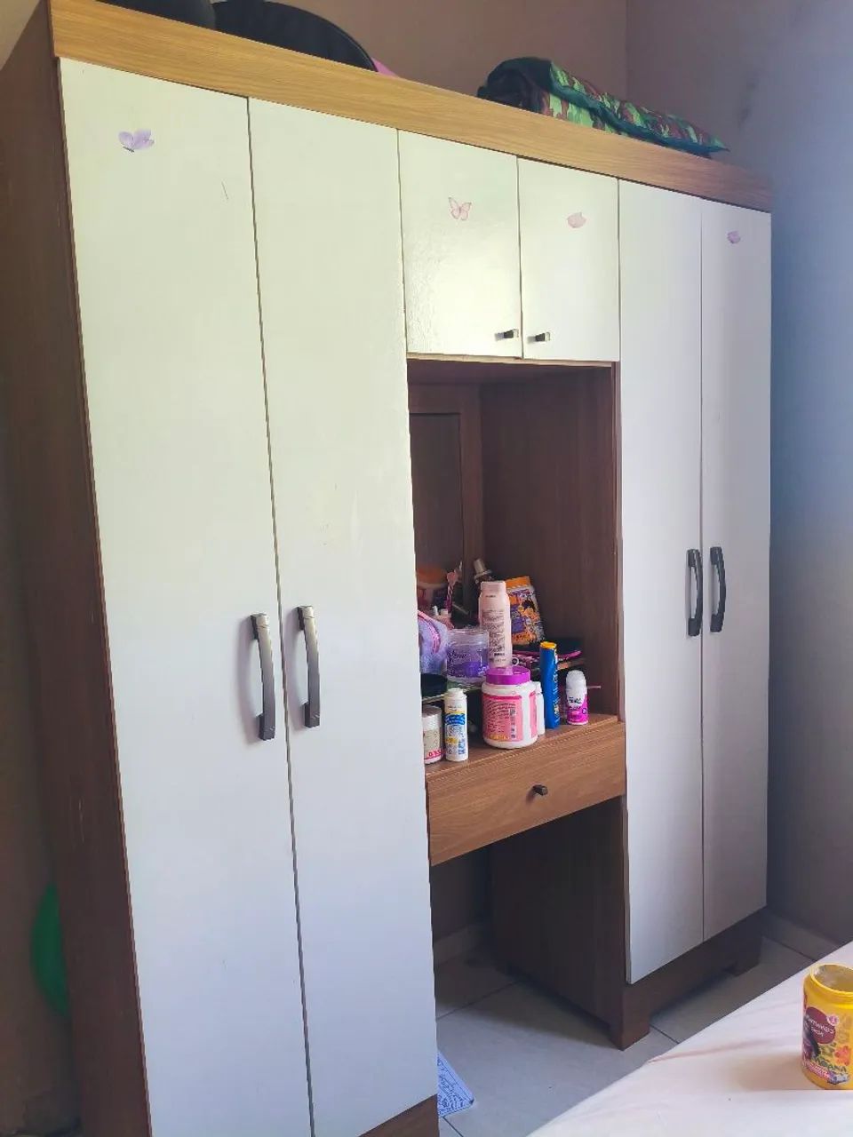 Guarda roupa com duas gavetas + penteadeira e espelho  - Foto 2