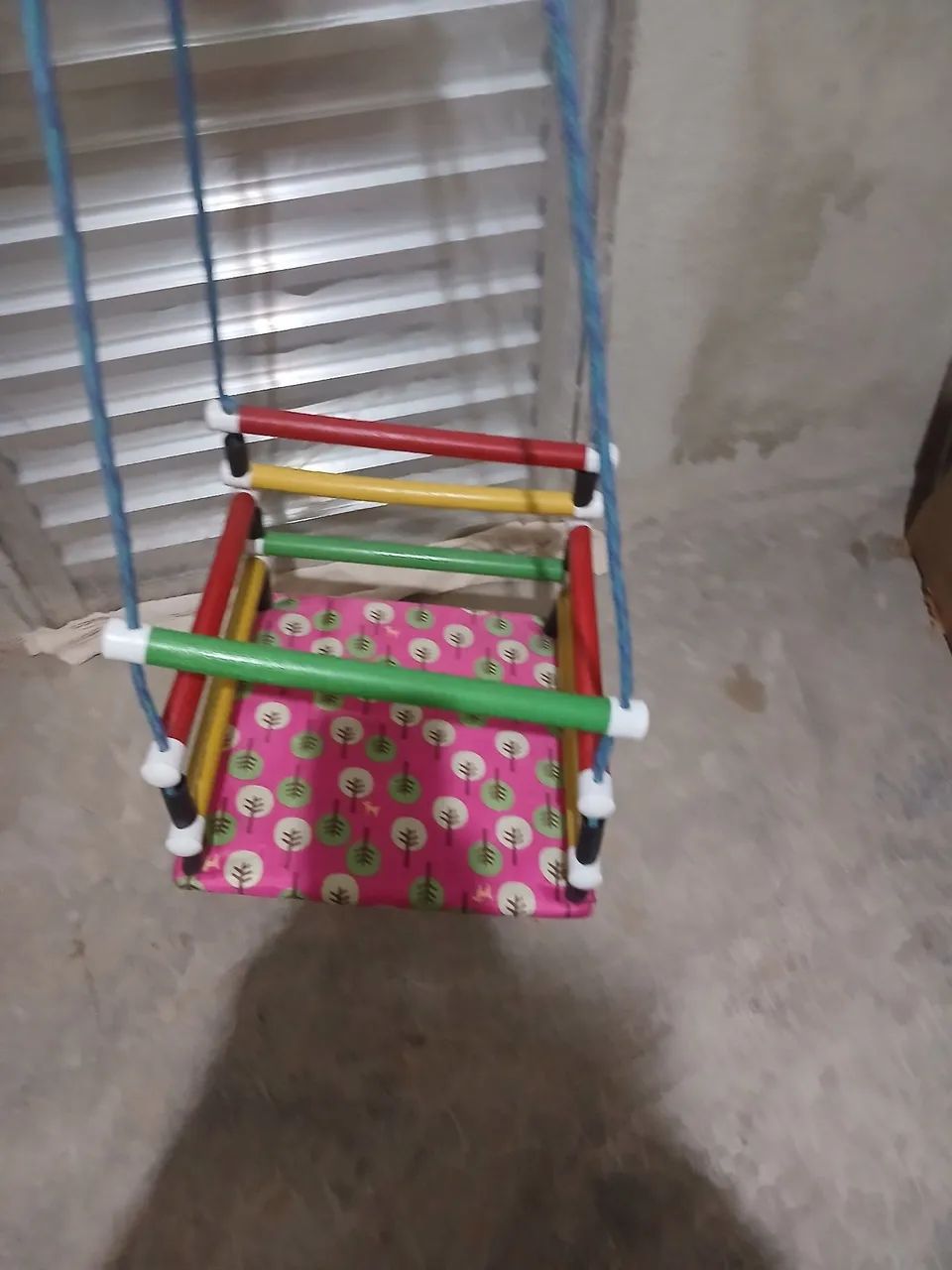 BALANÇO INFANTIL DE PVC COM ENCOSTO E PROTEÇÃO  - Foto 3