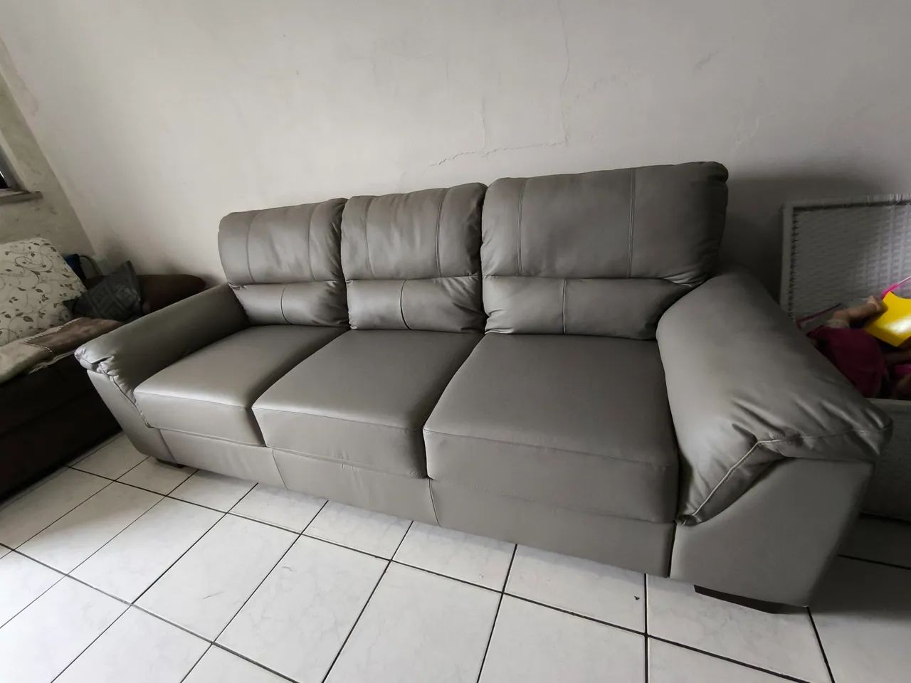 Sofá de couro legítimo 3 lugares cinza NOVO - Foto 2
