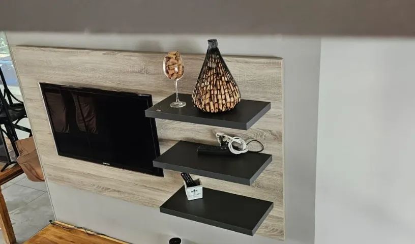 Painel de TV em madeira maciça