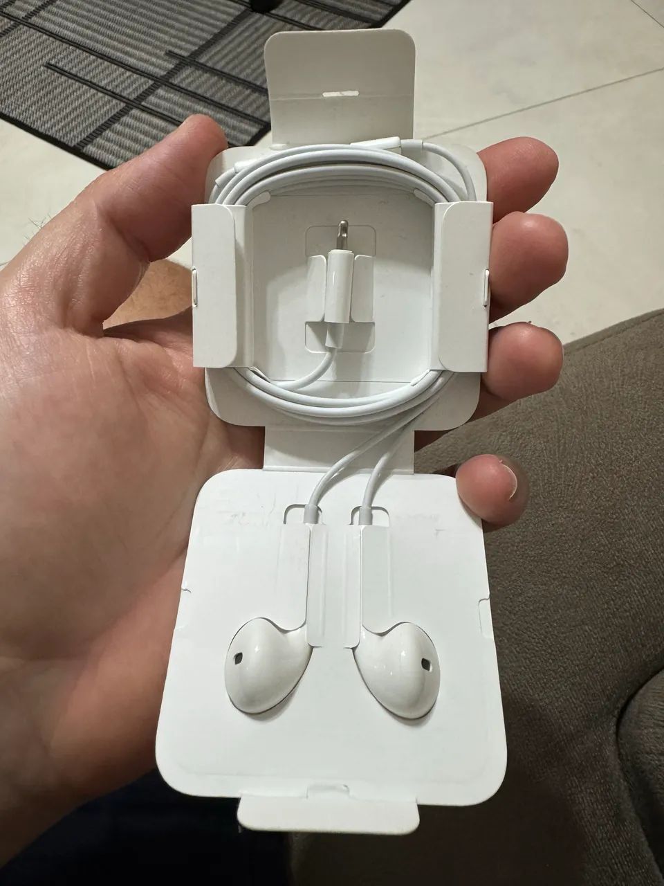 Fone de Ouvido Apple EarPods Lightning - Original - Novo (Nunca Usado) - Foto 2