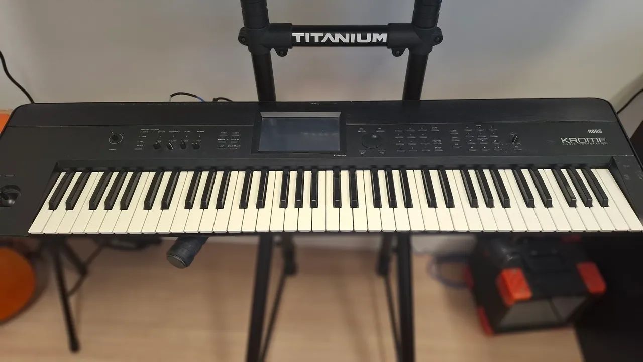 TECLADO KORG KROME + BRINDES - O PREÇO BAIXOU !!!