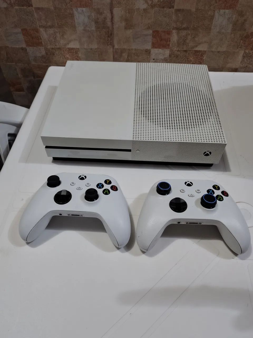 XBOX ONE S com 2 controles 