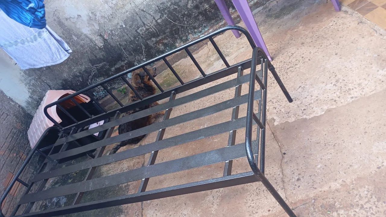 Cama de ferro pra sair logo
