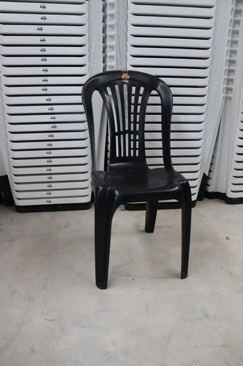 Promoção Cadeira de plástico preta 182kg - Foto 4