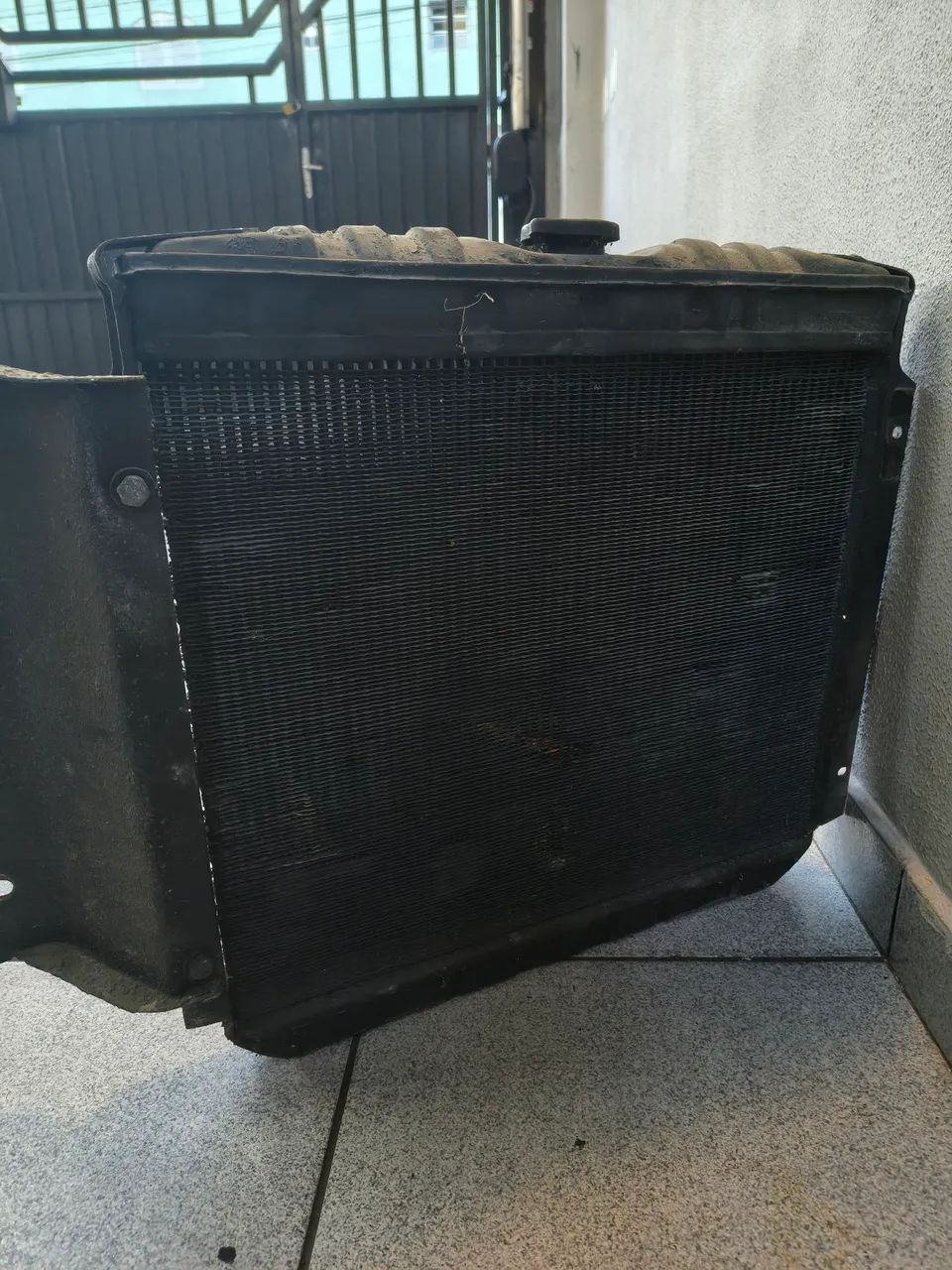 Radiador Ford F 100 usado para desocupar espaço  - Foto 4
