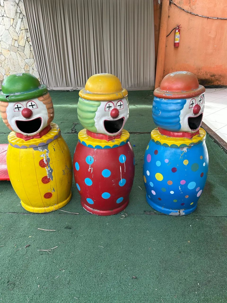 VENDO 3 LIXEIRA DE FIBRA PALHAÇO  - Foto 2