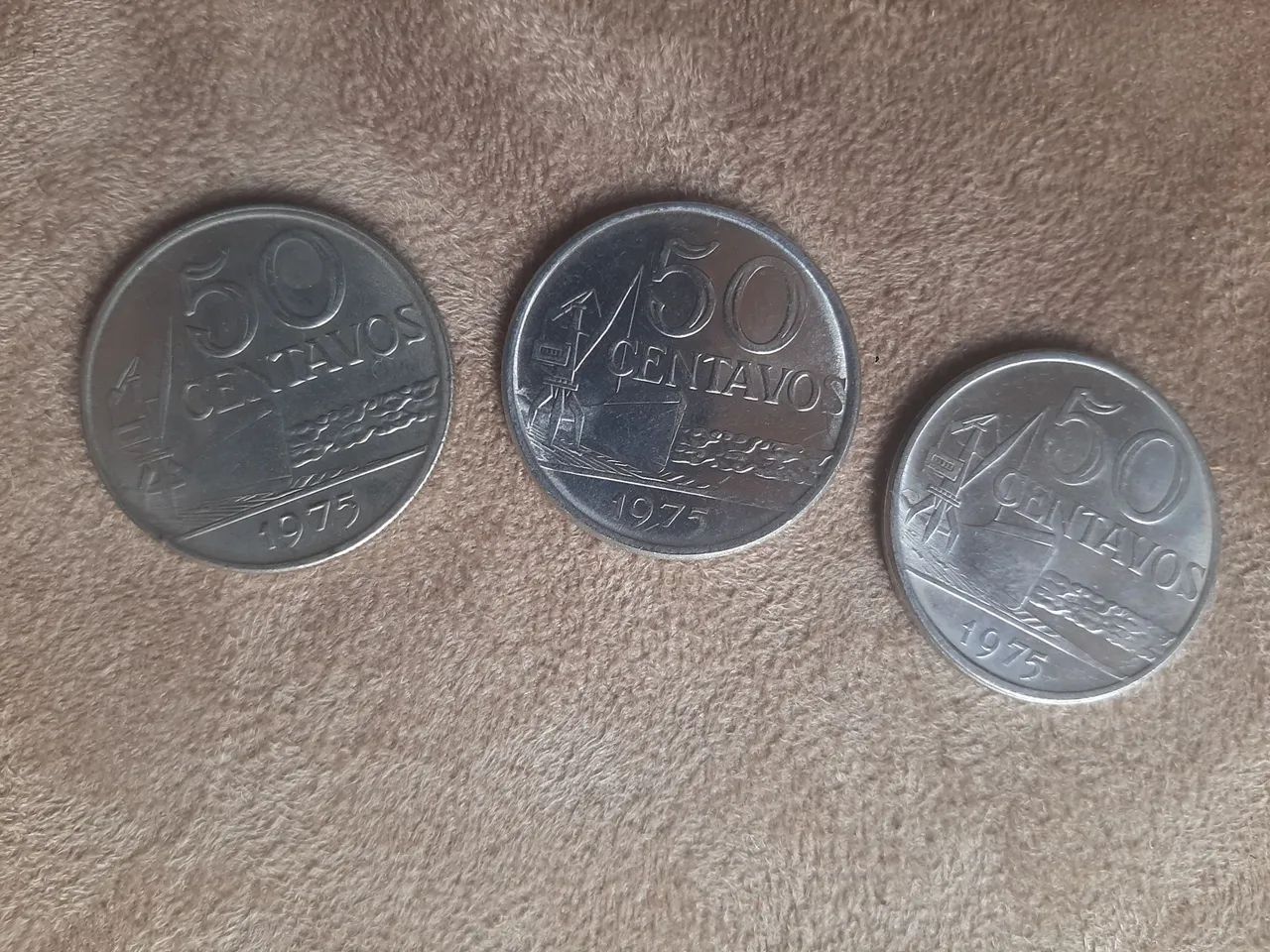 3 tipos de moeda de 1975 de 50 centavos - Foto 2