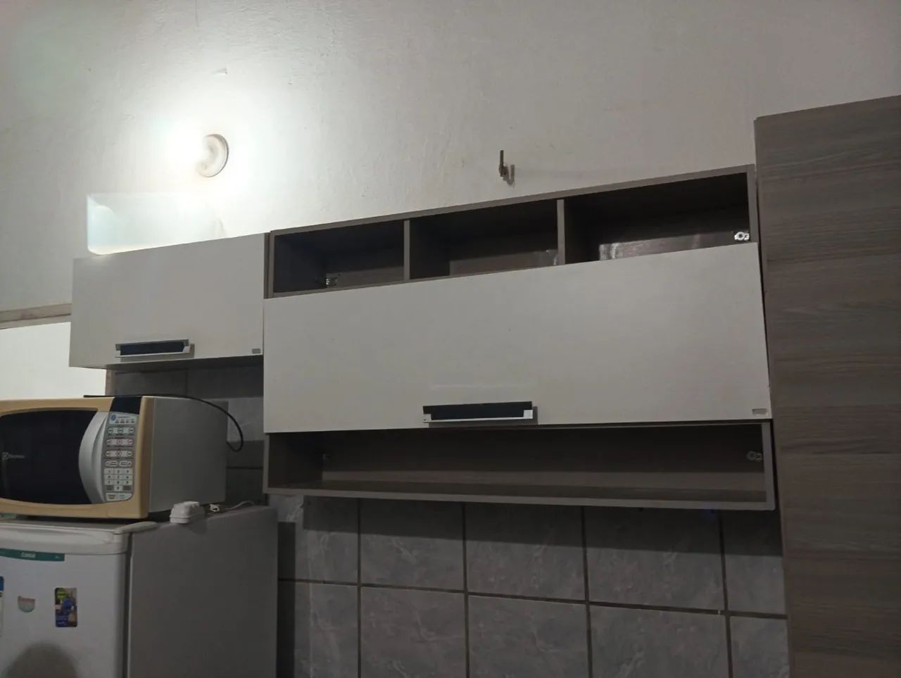Armário de cozinha MDF cor amadeirado e branco - Foto 2