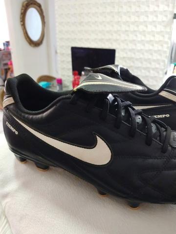 Chuteira de campo Nike Tiempo