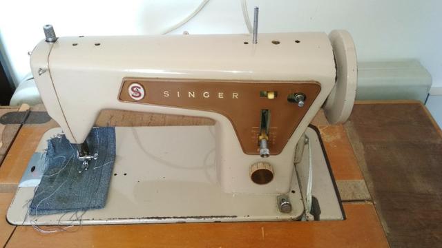 Máquina de costura Singer de Ferro + Gabinete