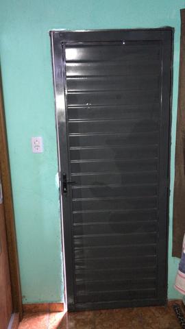 Porta em ótimo estado!