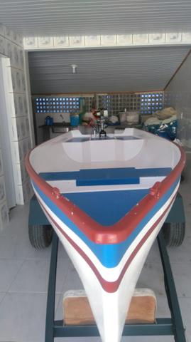 Barco de fibra com motor e carretinha