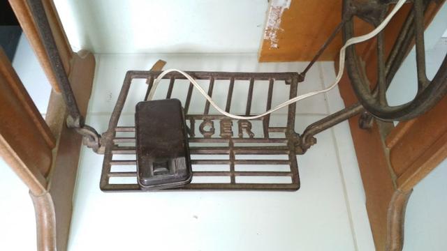 Máquina de costura Singer de Ferro + Gabinete - Foto 6
