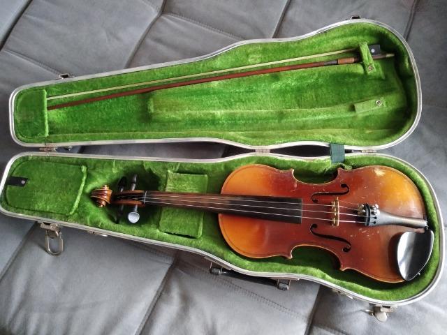 Violino antigo Tcheco, com case e arco. Possui etiqueta interna