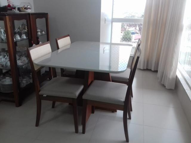 Mesa madeira e cadeiras encosto telinha e pintura Laka - Foto 2