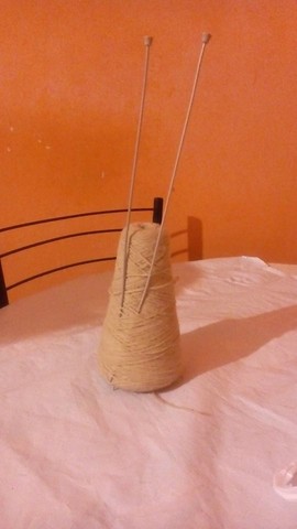 Novelo Grande de lã cor nude com par de agulhas antigas de tricô em aluminio 
