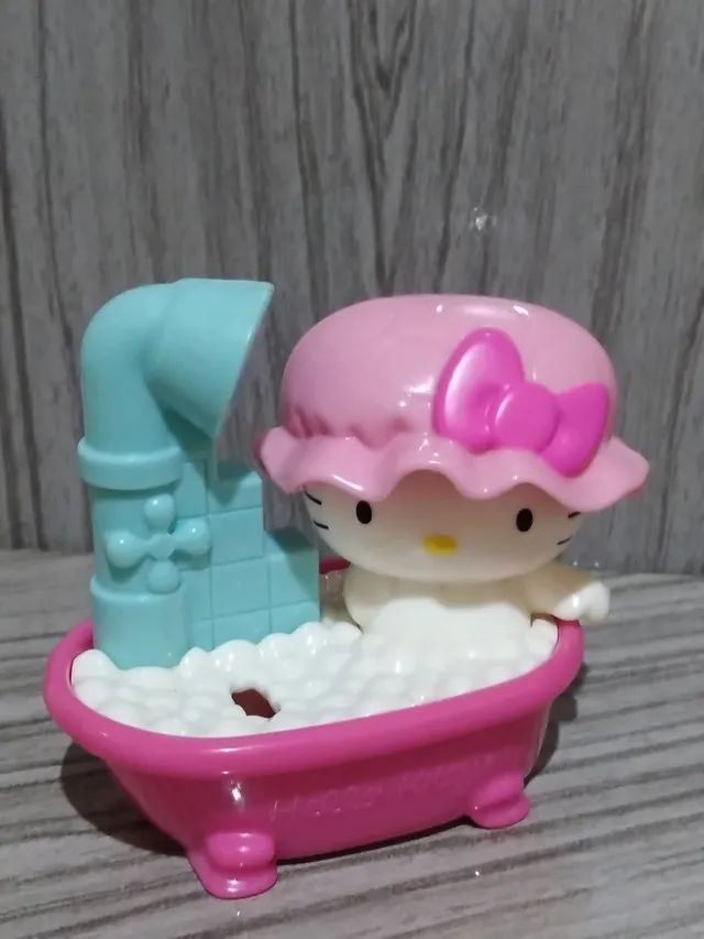 Bonequinha Hello kitty na banheira