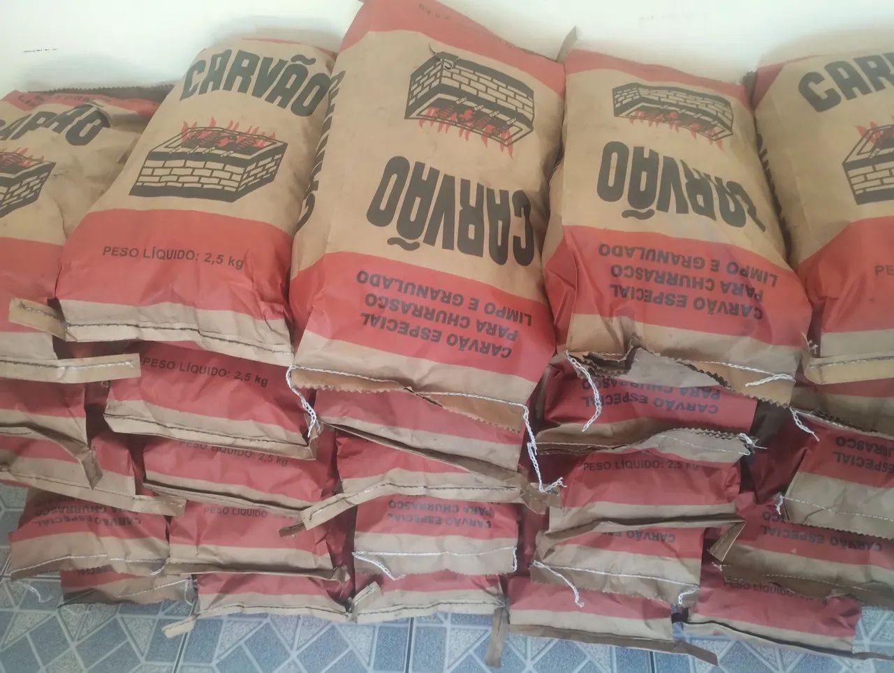 Carvão 4 kg por $20 reais , entregas gratuita pra revendedores - Foto 3