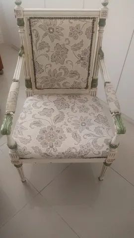 Poltrona Antiga em Estilo Clássico
