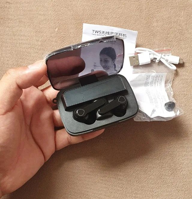 Fone M19, com função lanterna e power bank