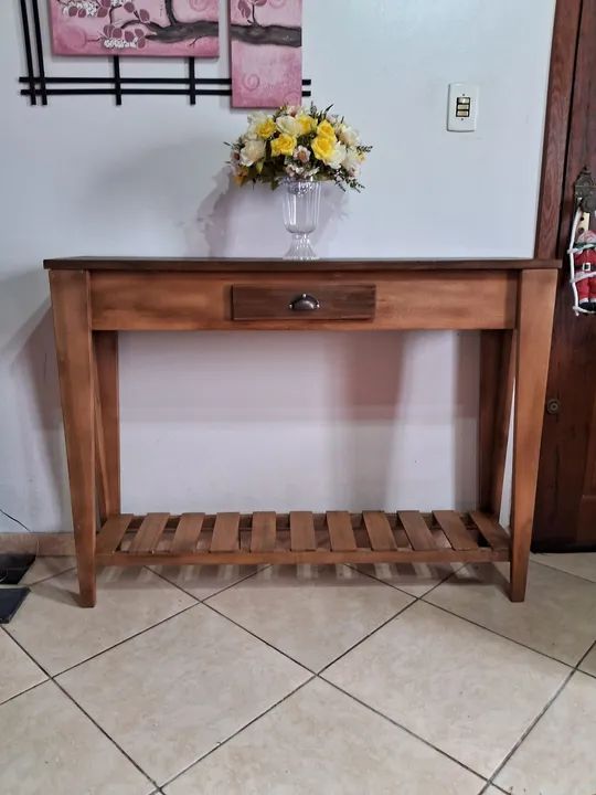 Aparador/ mesa de apoio em Madeira com Prateleira - Foto 2