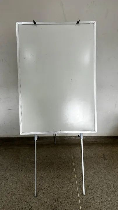 Quadro Branco com Suporte Ajustavel - Ideal para Escritórios e Salas de Aula! - Foto 2