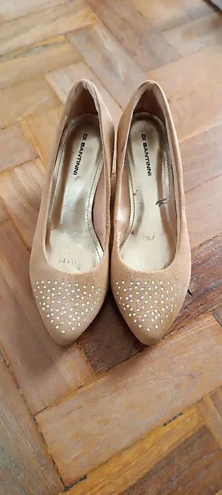 Sapato scarpin de salto bege com strass - Foto 3