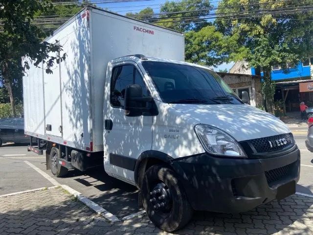 Iveco daily 35s14 baú ano 2014 - Foto 2