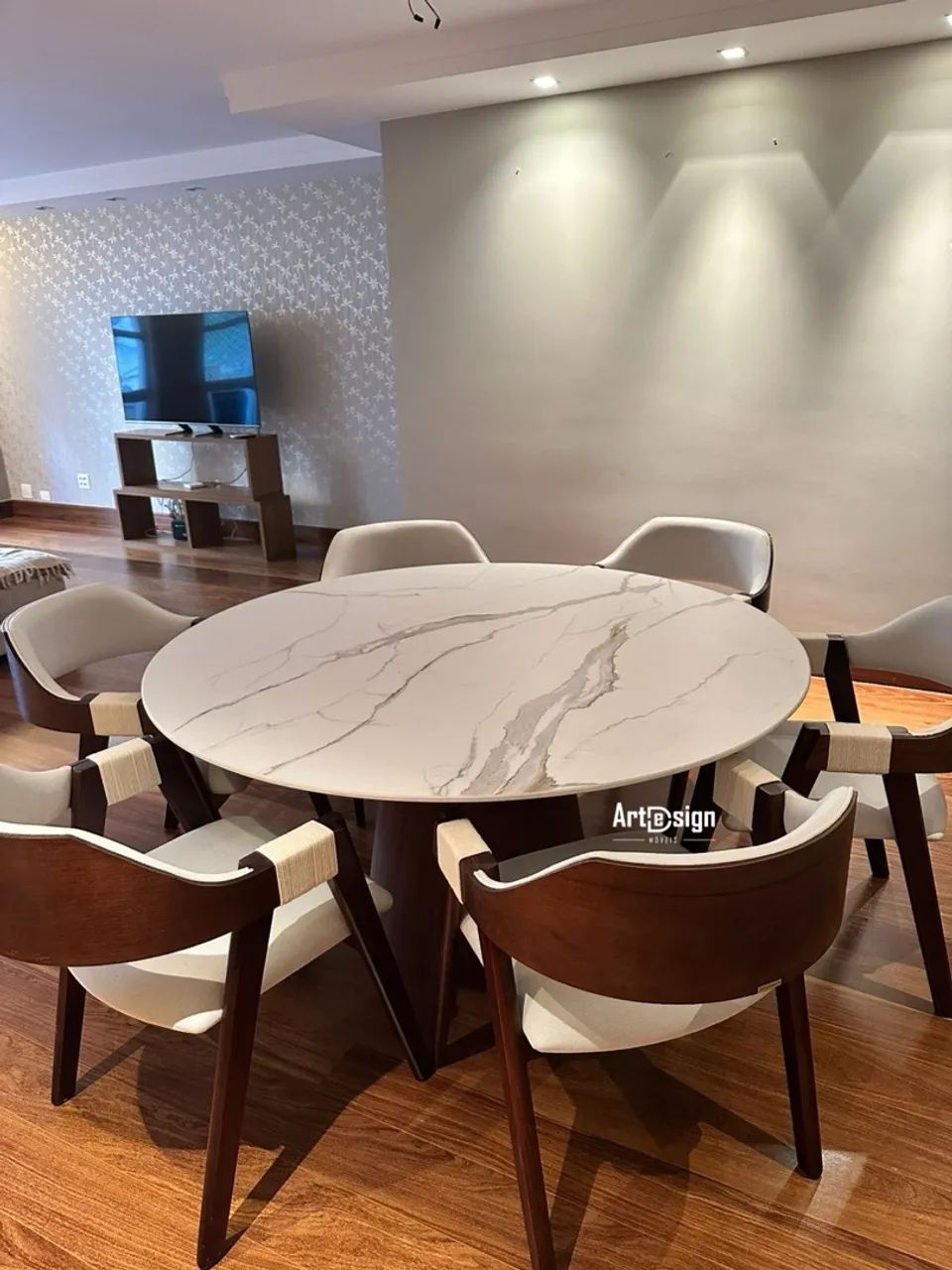 Mesa de jantar com pedra calacata ultracompacta 
