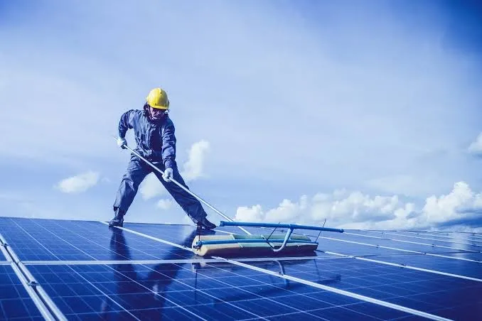 Manutenção preventiva e corretiva em placas fotovoltaicas