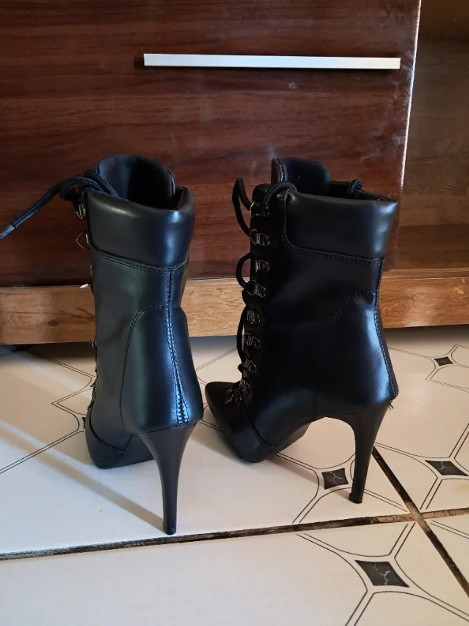 Bota preta salto fino