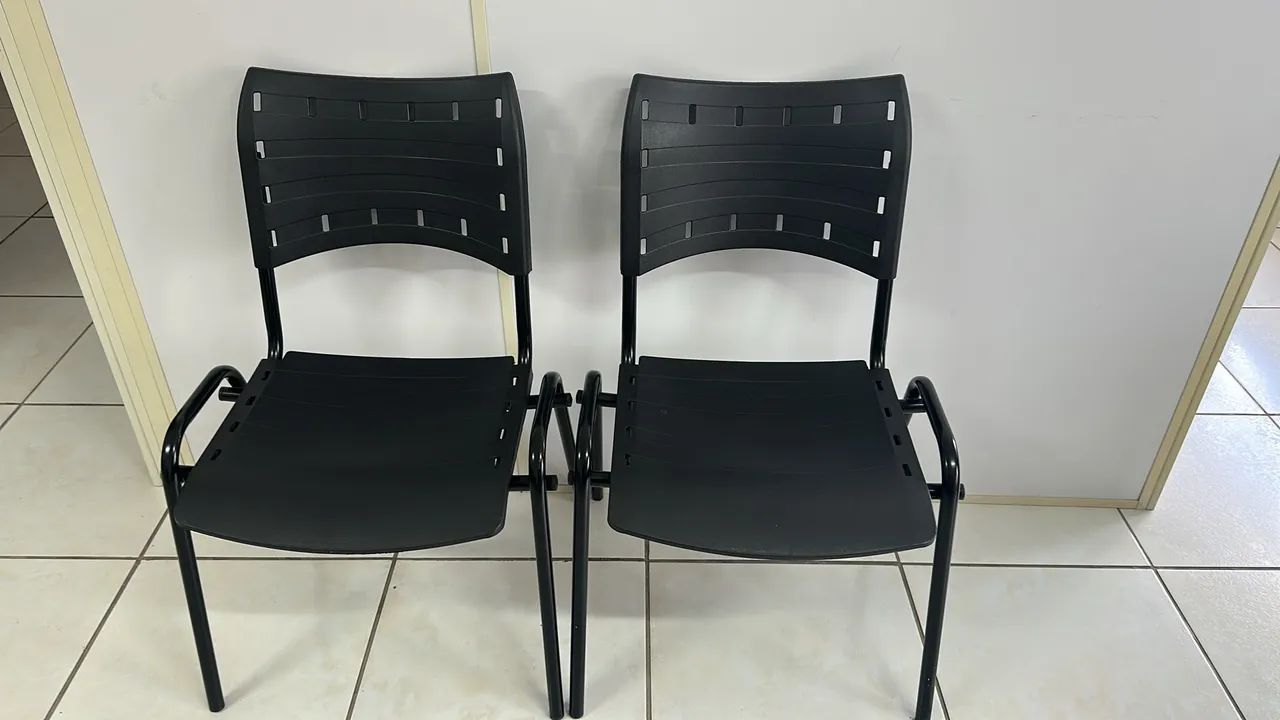 Cadeiras de plástico pretas - Foto 2
