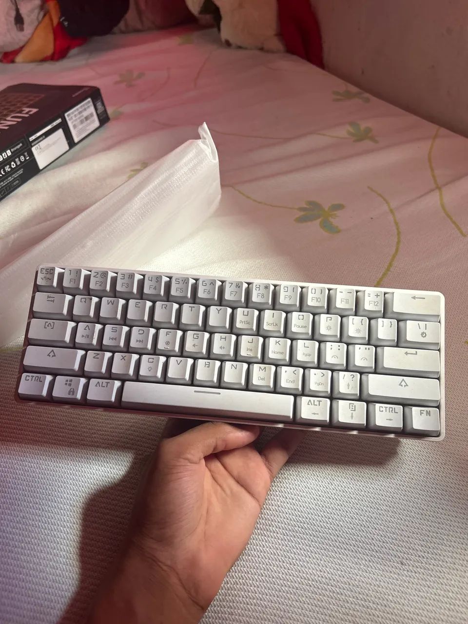 TECLADO MUKAI BRANCO COM O INTERRUPTOR VERMELHO *quase novo,pegar ou largar*