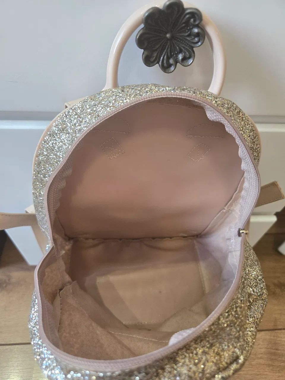 Mochila de costas Petite Jolie dourada - Foto 4