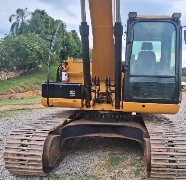 ESCAVADEIRA CATERPILLAR, MODELO 320D2, ANO 2013 - Foto 3