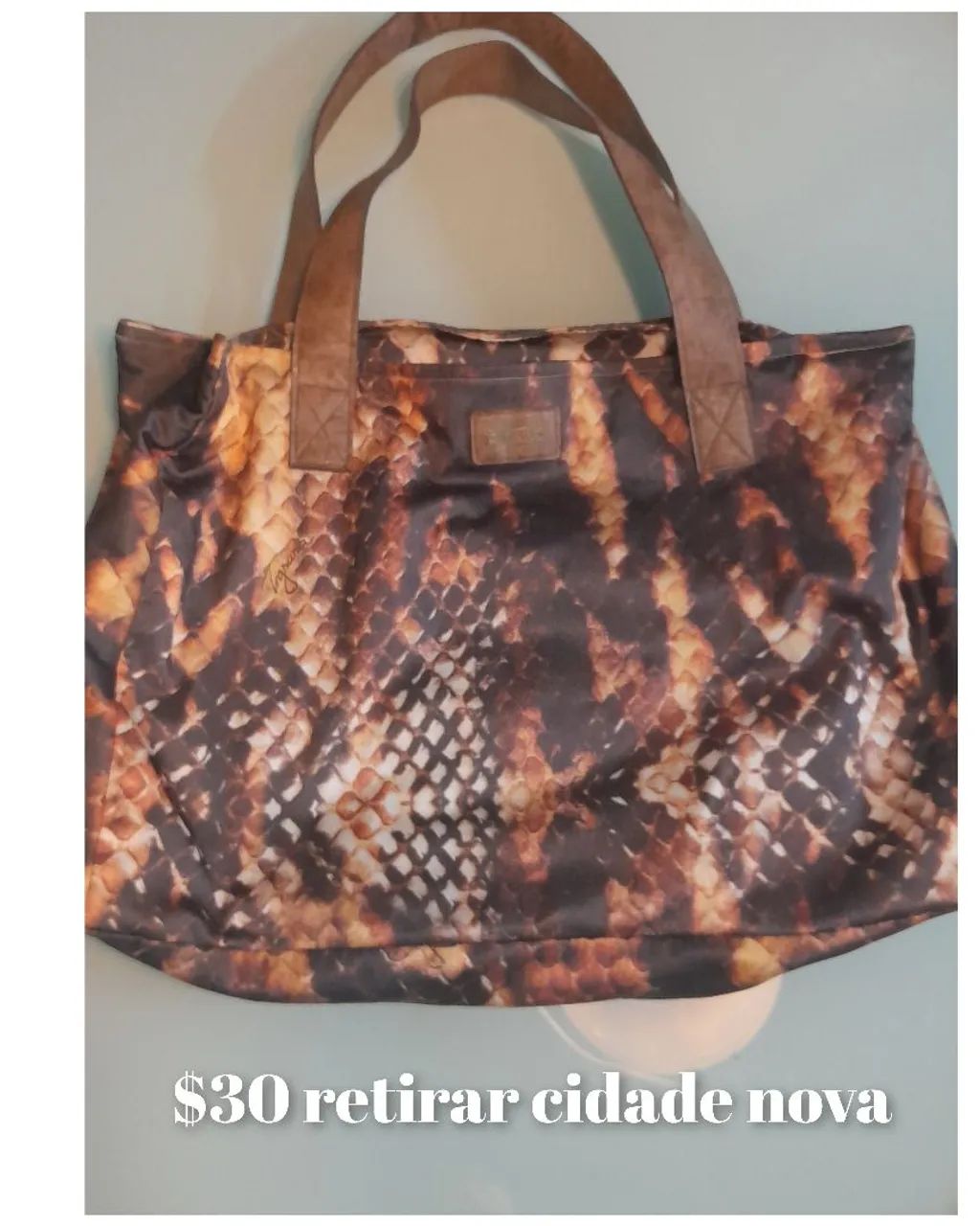 Bolsa de Ombro em Couro com Estampa de Cobra