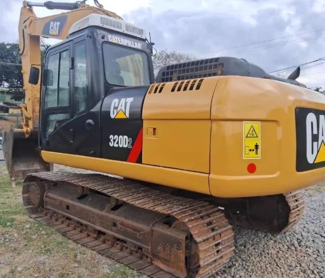 ESCAVADEIRA CATERPILLAR, MODELO 320D2, ANO 2013 - Foto 4