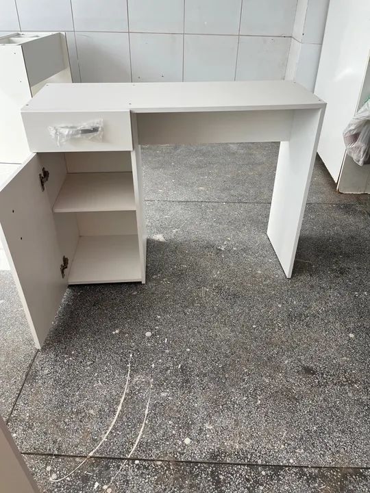 Escrivaninha Branca porta e gaveta 