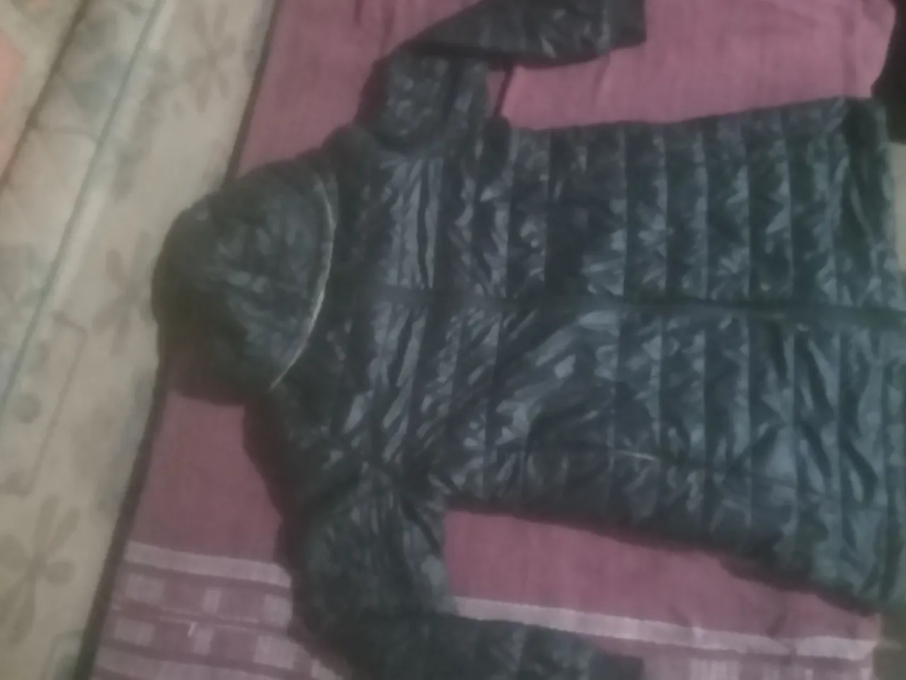 Jaqueta Acolchoada Preta com Capuz